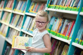 Mädchen mit Buch